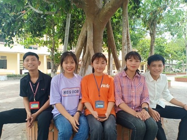 Nhóm học sinh nhặt đinh rơi vãi trên đường giữa trời nắng như đổ lửa - 2 Nhóm học sinh nhặt đinh rơi vãi trên đường giữa trời nắng như đổ lửa - 2
