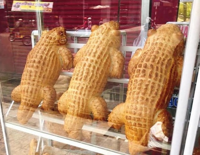 Dân mạng thích thú với bánh mì cá sấu siêu to khổng lồ - 3 Dân mạng thích thú với bánh mì cá sấu siêu to khổng lồ - 3