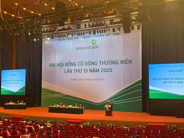 ĐHĐCĐ Vietcombank: Để ngỏ lợi nhuận, không cắt giảm lương nhân viên - 1 ĐHĐCĐ Vietcombank: Để ngỏ lợi nhuận, không cắt giảm lương nhân viên - 1