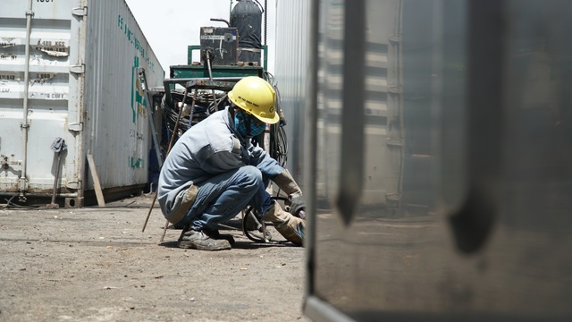 Công nhân hàn xì container chật vật giữa nắng nóng - 4 Công nhân hàn xì container chật vật giữa nắng nóng - 4