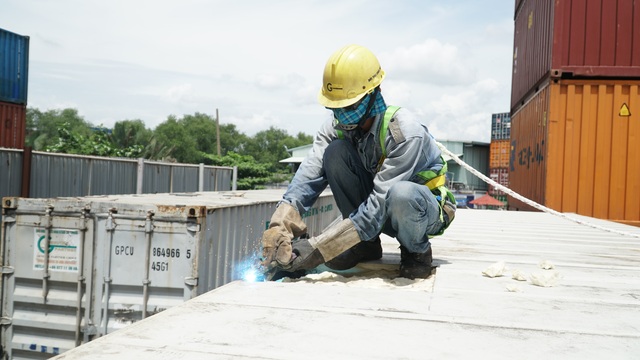 Công nhân hàn xì container chật vật giữa nắng nóng - 2 Công nhân hàn xì container chật vật giữa nắng nóng - 2