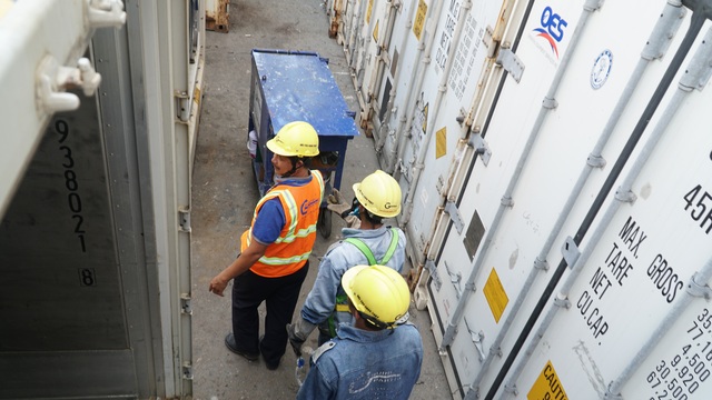 Công nhân hàn xì container chật vật giữa nắng nóng - 9 Công nhân hàn xì container chật vật giữa nắng nóng - 9