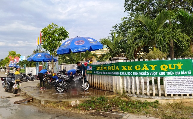 Quảng Ngãi: Áo xanh “đội nắng” rửa xe gây quỹ giúp người nghèo - 1 Quảng Ngãi: Áo xanh “đội nắng” rửa xe gây quỹ giúp người nghèo - 1