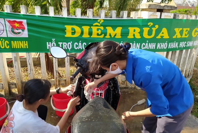 Quảng Ngãi: Áo xanh “đội nắng” rửa xe gây quỹ giúp người nghèo - 2 Quảng Ngãi: Áo xanh “đội nắng” rửa xe gây quỹ giúp người nghèo - 2