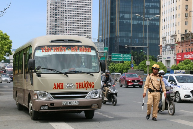 Hà Nội: Thiết bị đặc biệt hỗ trợ cảnh sát xử lý xe khách chạy rùa bò - 1