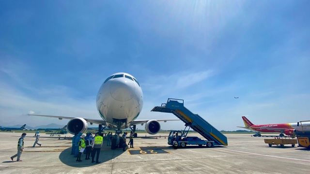 Hốt hoảng vì xe ô tô chạy “cắt đuôi” máy bay đang lùi tại Nội Bài - 1 Hốt hoảng vì xe ô tô chạy “cắt đuôi” máy bay đang lùi tại Nội Bài - 1