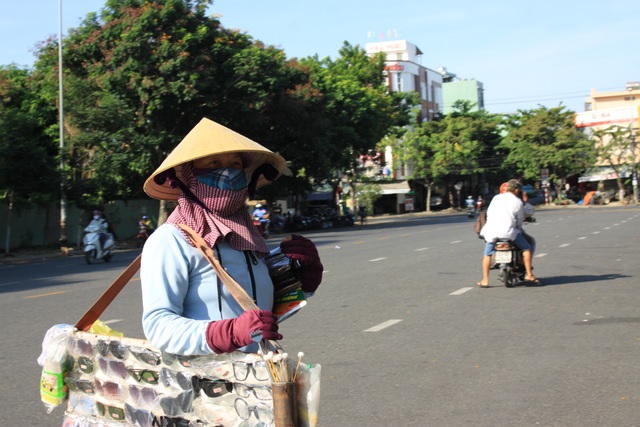 Đà Nẵng: Vật lộn mưu sinh giữa cái nắng như “đổ lửa” - 3 Đà Nẵng: Vật lộn mưu sinh giữa cái nắng như “đổ lửa” - 3