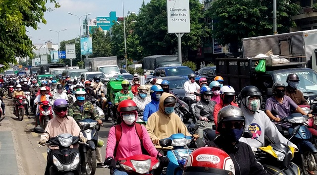 Xe buýt kéo lê cô gái hơn 10m trên đường - 2 Xe buýt kéo lê cô gái hơn 10m trên đường - 2