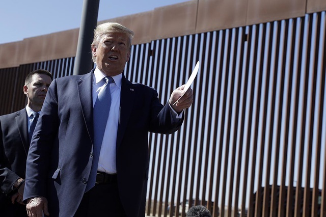 Nguồn ngân sách xây tường biên giới của ông Trump bị tuyên bất hợp pháp - 1
