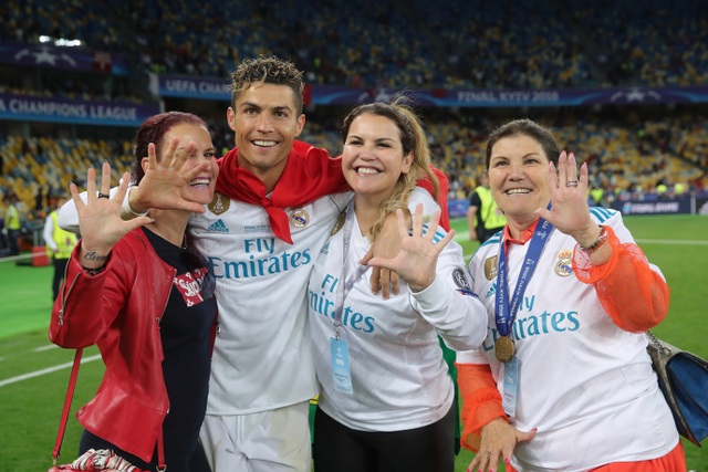 Chị gái C.Ronaldo chia sẻ về quá khứ nghèo khổ của gia đình - 1 Chị gái C.Ronaldo chia sẻ về quá khứ nghèo khổ của gia đình - 1
