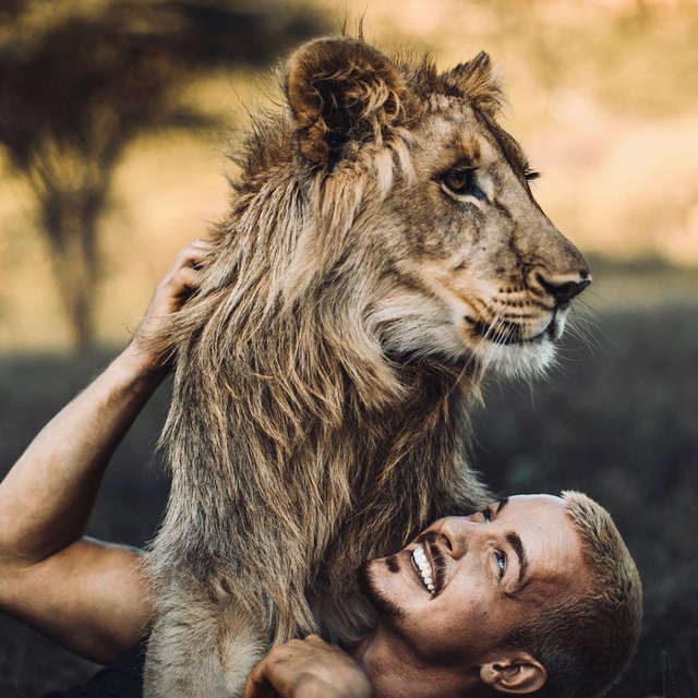 Cố vấn tài chính bỏ việc lương cao về sống cùng sư tử - 4