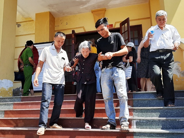 Liêu xiêu bóng mẹ sân tòa - 1 Liêu xiêu bóng mẹ sân tòa - 1