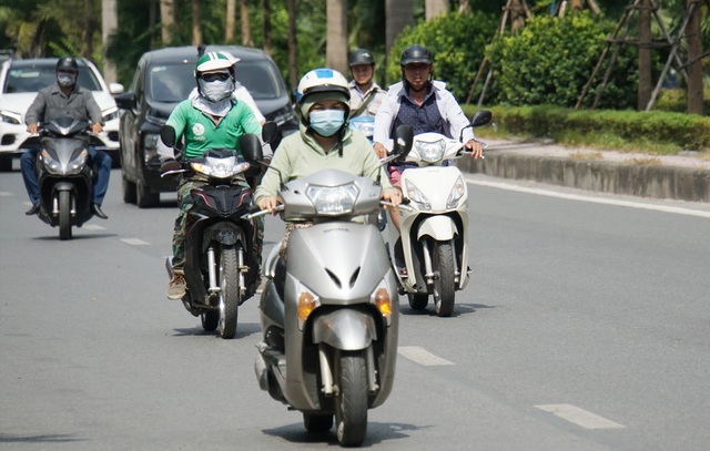 Hà Nội tiếp tục nắng nóng gay gắt, chiều tối có mưa rào và giông - 1