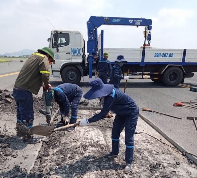 Đường băng sân bay Nội Bài, Tân Sơn Nhất liên tục nứt, vỡ - 2 Đường băng sân bay Nội Bài, Tân Sơn Nhất liên tục nứt, vỡ - 2