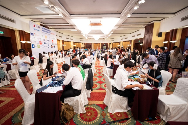 Học bổng đến 100% cơ hội việc làm, định cư Anh, Úc, Canada tại triển lãm du học Study World - 2 Học bổng đến 100% cơ hội việc làm, định cư Anh, Úc, Canada tại triển lãm du học Study World - 2