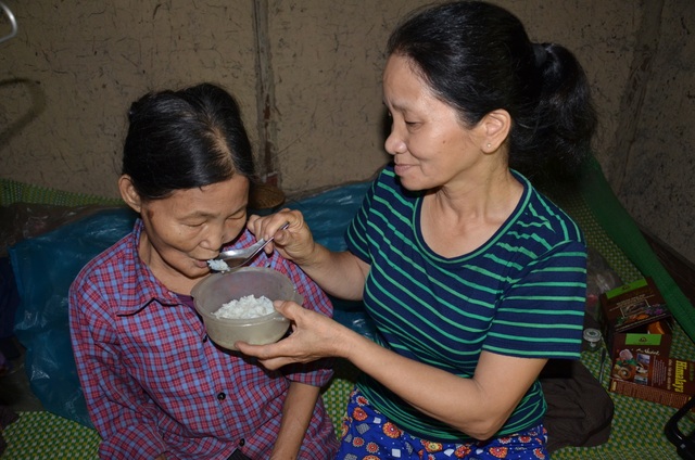 Cảm động cảnh em gái gác thanh xuân chăm chị tật nguyền mơ bát cháo có thịt - 7 Cảm động cảnh em gái gác thanh xuân chăm chị tật nguyền mơ bát cháo có thịt - 7