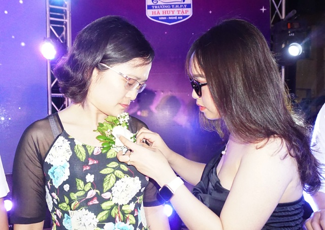 Người thợ xây rưng rưng nhận đóa hoa tri ân của con gái - 4 Người thợ xây rưng rưng nhận đóa hoa tri ân của con gái - 4
