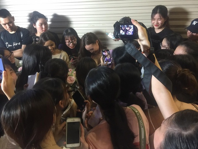 Á hậu Tú Anh quyến rũ, Ninh Dương Lan Ngọc được fan Hà Nội vây kín - 8 Á hậu Tú Anh quyến rũ, Ninh Dương Lan Ngọc được fan Hà Nội vây kín - 8