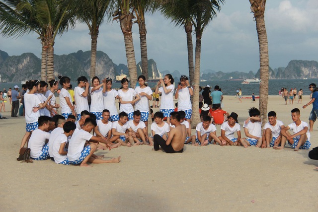 Biển người chen chân tại Bãi Cháy ngày cuối tuần - 4 Biển người chen chân tại Bãi Cháy ngày cuối tuần - 4