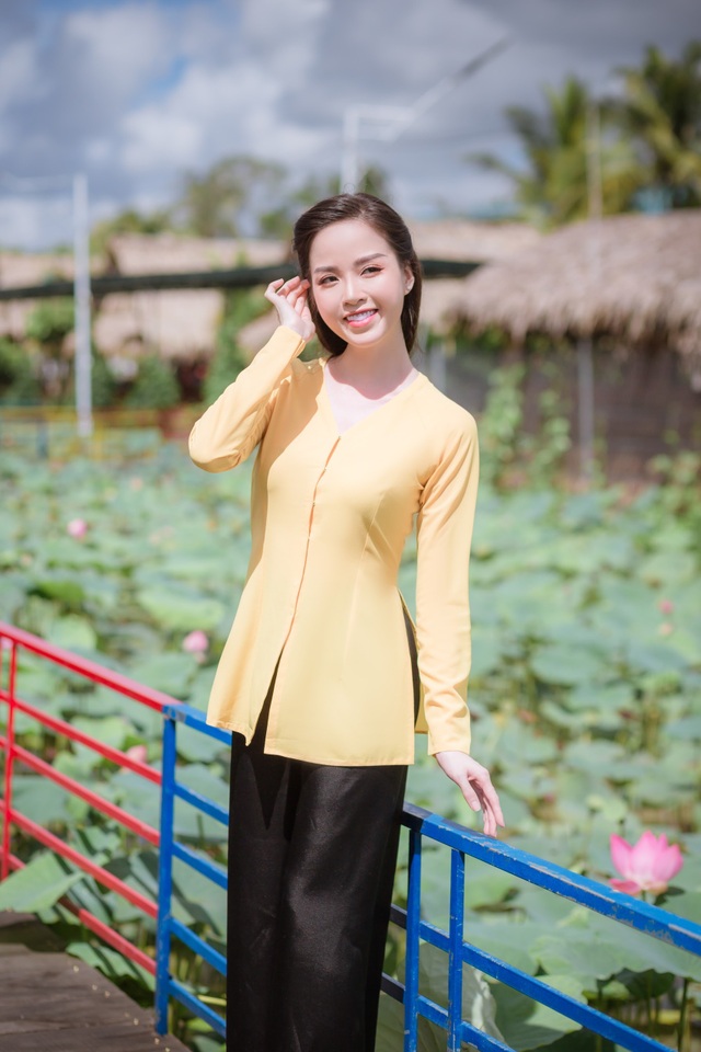 Hoa khôi Vũ Thanh Tú mộc mạc với áo bà ba nơi thôn dã - 3 Hoa khôi Vũ Thanh Tú mộc mạc với áo bà ba nơi thôn dã - 3