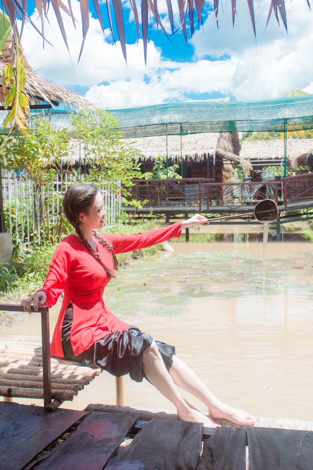 Hoa khôi Vũ Thanh Tú mộc mạc với áo bà ba nơi thôn dã - 7 Hoa khôi Vũ Thanh Tú mộc mạc với áo bà ba nơi thôn dã - 7