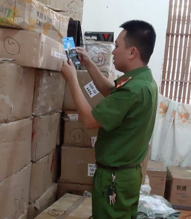 Tạm giữ lô hàng do nước ngoài sản xuất không hóa đơn, chứng từ - 2 Tạm giữ lô hàng do nước ngoài sản xuất không hóa đơn, chứng từ - 2
