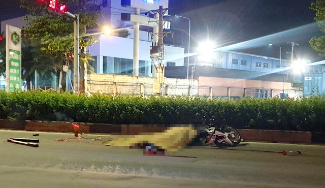 Đôi nam nữ chết thảm, nghi ô tô cỡ lớn gây tai nạn rồi bỏ chạy - 1 Đôi nam nữ chết thảm, nghi ô tô cỡ lớn gây tai nạn rồi bỏ chạy - 1