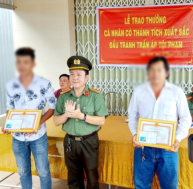 Khen thưởng hai cha con chặn được cụ ông 75 tuổi chém vợ hờ - 1 Khen thưởng hai cha con chặn được cụ ông 75 tuổi chém vợ hờ - 1