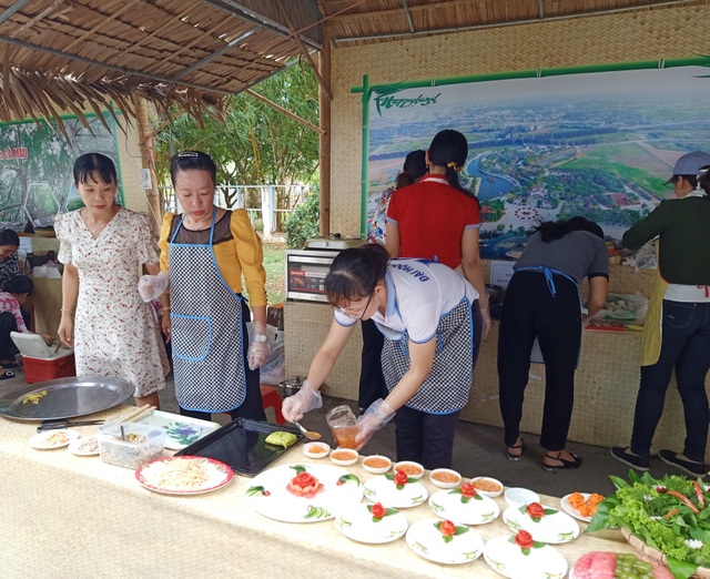 Sôi nổi làm bánh, nấu ăn nhân ngày Gia đình Việt Nam 28/6 - 1 Sôi nổi làm bánh, nấu ăn nhân ngày Gia đình Việt Nam 28/6 - 1