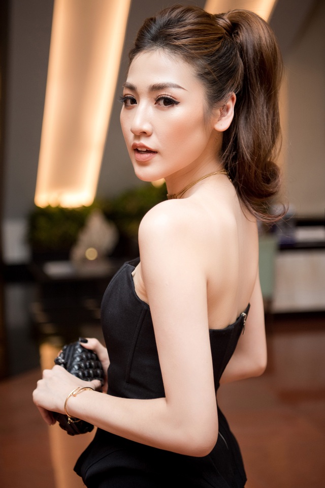 Á hậu Tú Anh quyến rũ, Ninh Dương Lan Ngọc được fan Hà Nội vây kín - 2 Á hậu Tú Anh quyến rũ, Ninh Dương Lan Ngọc được fan Hà Nội vây kín - 2