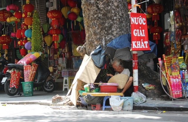 Muôn kiểu chống chọi nắng nóng như đổ lửa của người lao động Hà Nội - 10 Muôn kiểu chống chọi nắng nóng như đổ lửa của người lao động Hà Nội - 10