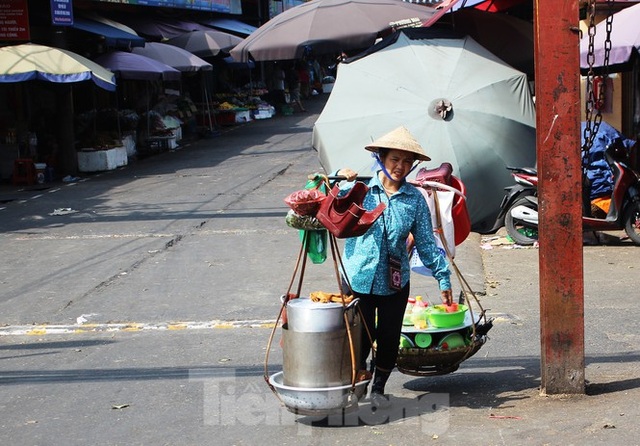 Muôn kiểu chống chọi nắng nóng như đổ lửa của người lao động Hà Nội - 21 Muôn kiểu chống chọi nắng nóng như đổ lửa của người lao động Hà Nội - 21