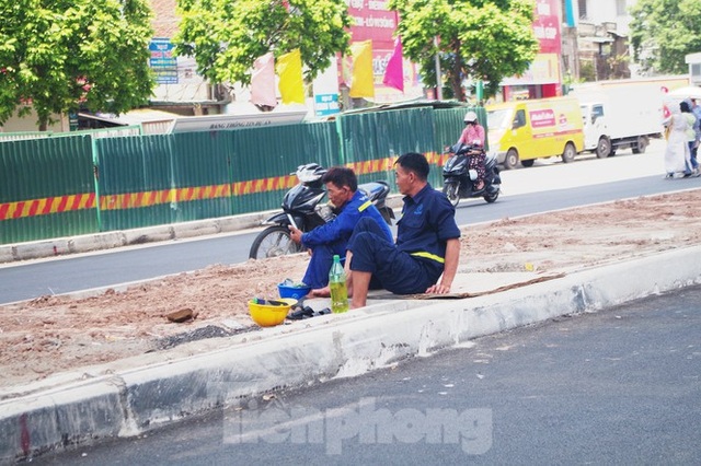 Muôn kiểu chống chọi nắng nóng như đổ lửa của người lao động Hà Nội - 8 Muôn kiểu chống chọi nắng nóng như đổ lửa của người lao động Hà Nội - 8