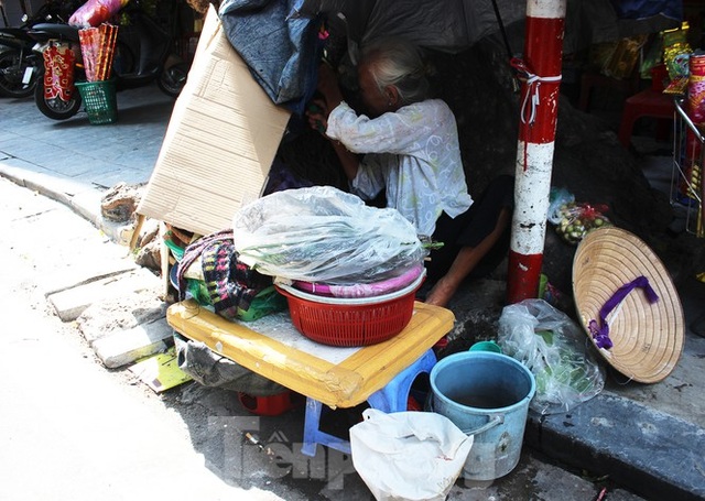 Muôn kiểu chống chọi nắng nóng như đổ lửa của người lao động Hà Nội - 9 Muôn kiểu chống chọi nắng nóng như đổ lửa của người lao động Hà Nội - 9