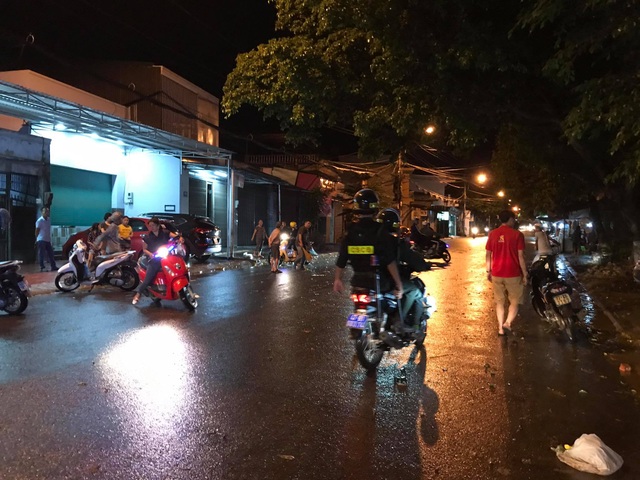 Hơn 50 đối tượng hỗn chiến náo loạn phố núi - 2 Hơn 50 đối tượng hỗn chiến náo loạn phố núi - 2