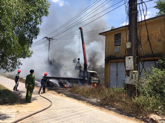 Cần cẩu vướng dây điện, tài xế tử vong trong xe tải bốc cháy - 2 Cần cẩu vướng dây điện, tài xế tử vong trong xe tải bốc cháy - 2
