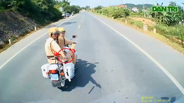 Cảnh sát giao thông dùng súng đạn cao su trấn áp tài xế xe tải - 2 Cảnh sát giao thông dùng súng đạn cao su trấn áp tài xế xe tải - 2