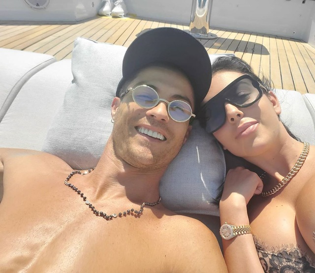 C.Ronaldo tình tứ cùng bạn gái xinh đẹp trên siêu du thuyền hơn 428 tỷ đồng - 1 C.Ronaldo tình tứ cùng bạn gái xinh đẹp trên siêu du thuyền hơn 428 tỷ đồng - 1