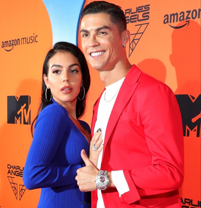 C.Ronaldo tình tứ cùng bạn gái xinh đẹp trên siêu du thuyền hơn 428 tỷ đồng - 4 C.Ronaldo tình tứ cùng bạn gái xinh đẹp trên siêu du thuyền hơn 428 tỷ đồng - 4
