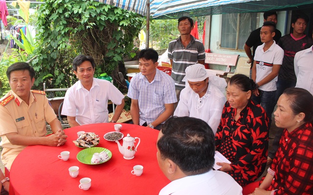 Thăm hỏi thân nhân gia đình có 3 người tử vong vì tai nạn giao thông - 1 Thăm hỏi thân nhân gia đình có 3 người tử vong vì tai nạn giao thông - 1