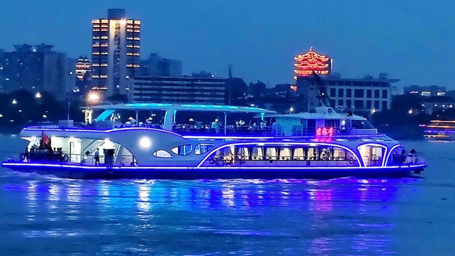 Trung Quốc “trình làng” tàu chở khách chạy bằng điện lớn nhất - 2 Trung Quốc “trình làng” tàu chở khách chạy bằng điện lớn nhất - 2