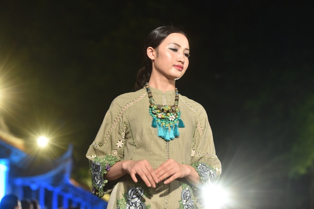 NSND Trà Giang cùng dàn người mẫu trình diễn 1000 mẫu áo dài tại Văn Miếu - 18 NSND Trà Giang cùng dàn người mẫu trình diễn 1000 mẫu áo dài tại Văn Miếu - 18