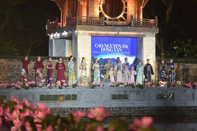 NSND Trà Giang cùng dàn người mẫu trình diễn 1000 mẫu áo dài tại Văn Miếu - 21 NSND Trà Giang cùng dàn người mẫu trình diễn 1000 mẫu áo dài tại Văn Miếu - 21