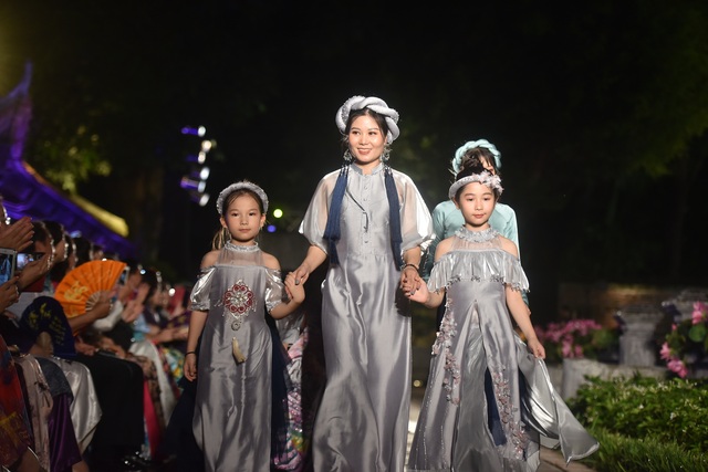 NSND Trà Giang cùng dàn người mẫu trình diễn 1000 mẫu áo dài tại Văn Miếu - 7 NSND Trà Giang cùng dàn người mẫu trình diễn 1000 mẫu áo dài tại Văn Miếu - 7
