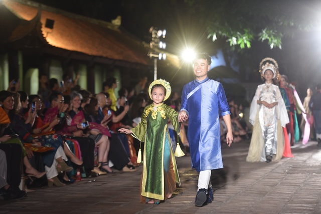 NSND Trà Giang cùng dàn người mẫu trình diễn 1000 mẫu áo dài tại Văn Miếu - 9 NSND Trà Giang cùng dàn người mẫu trình diễn 1000 mẫu áo dài tại Văn Miếu - 9