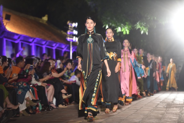 NSND Trà Giang cùng dàn người mẫu trình diễn 1000 mẫu áo dài tại Văn Miếu - 10 NSND Trà Giang cùng dàn người mẫu trình diễn 1000 mẫu áo dài tại Văn Miếu - 10