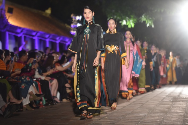 NSND Trà Giang cùng dàn người mẫu trình diễn 1000 mẫu áo dài tại Văn Miếu - 13 NSND Trà Giang cùng dàn người mẫu trình diễn 1000 mẫu áo dài tại Văn Miếu - 13