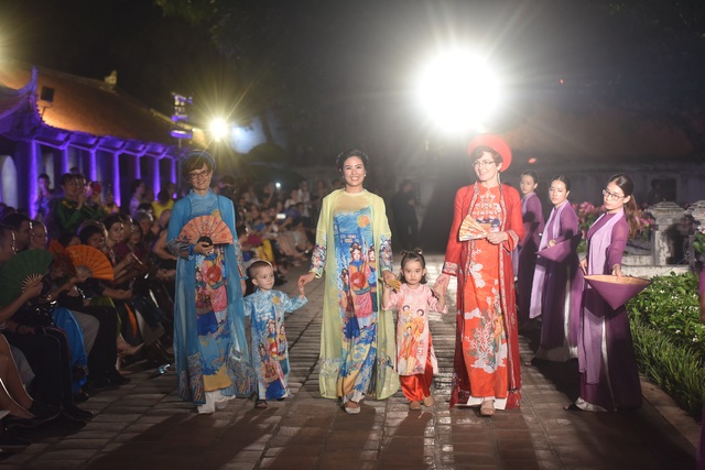 NSND Trà Giang cùng dàn người mẫu trình diễn 1000 mẫu áo dài tại Văn Miếu - 8 NSND Trà Giang cùng dàn người mẫu trình diễn 1000 mẫu áo dài tại Văn Miếu - 8