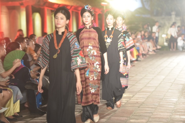 NSND Trà Giang cùng dàn người mẫu trình diễn 1000 mẫu áo dài tại Văn Miếu - 16 NSND Trà Giang cùng dàn người mẫu trình diễn 1000 mẫu áo dài tại Văn Miếu - 16