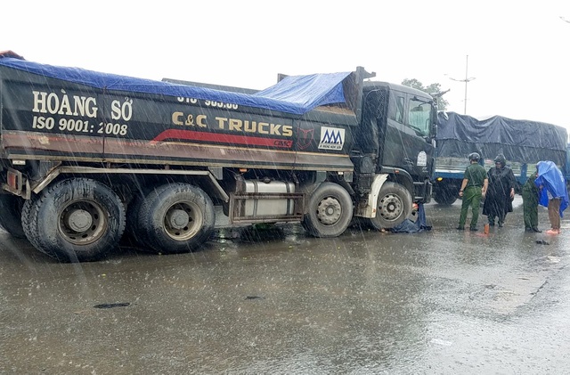 Xe ben “nuốt” xe máy, bà nội tử vong, cháu gái hoảng loạn bò ra từ gầm xe - 2 Xe ben “nuốt” xe máy, bà nội tử vong, cháu gái hoảng loạn bò ra từ gầm xe - 2
